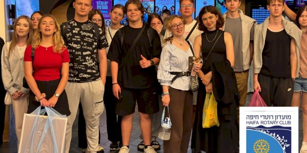 מועדון רוטרי חיפה ארגן ערב אירוח לנוער נעלה מכפר גלים בקולנוע